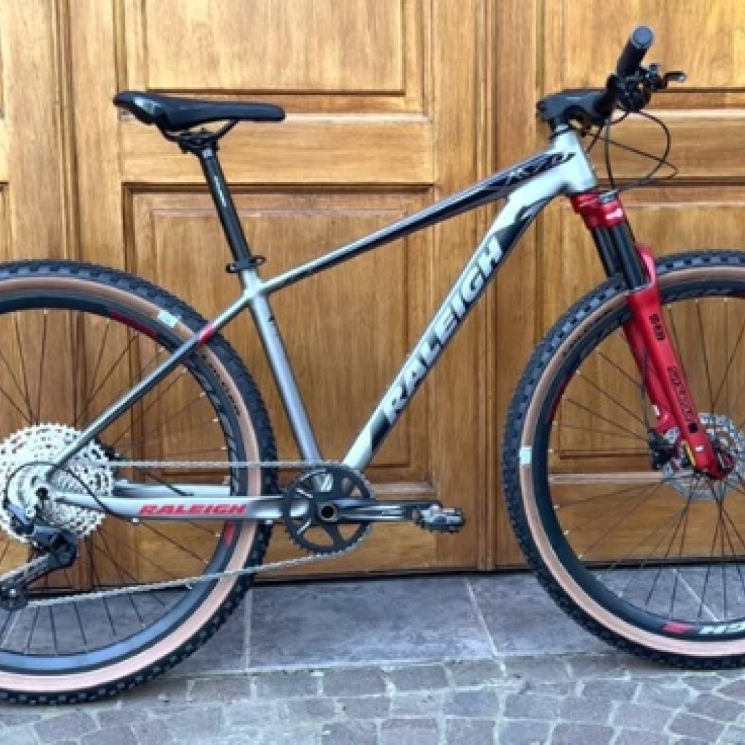 raleigh-70-r29-17-negro-con-gris-2026